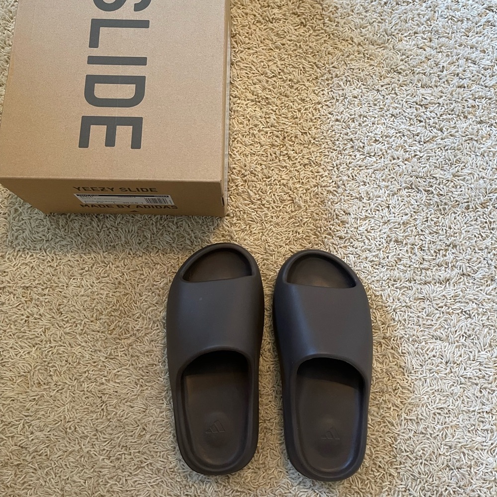 Yeezy Slides “Soot”
